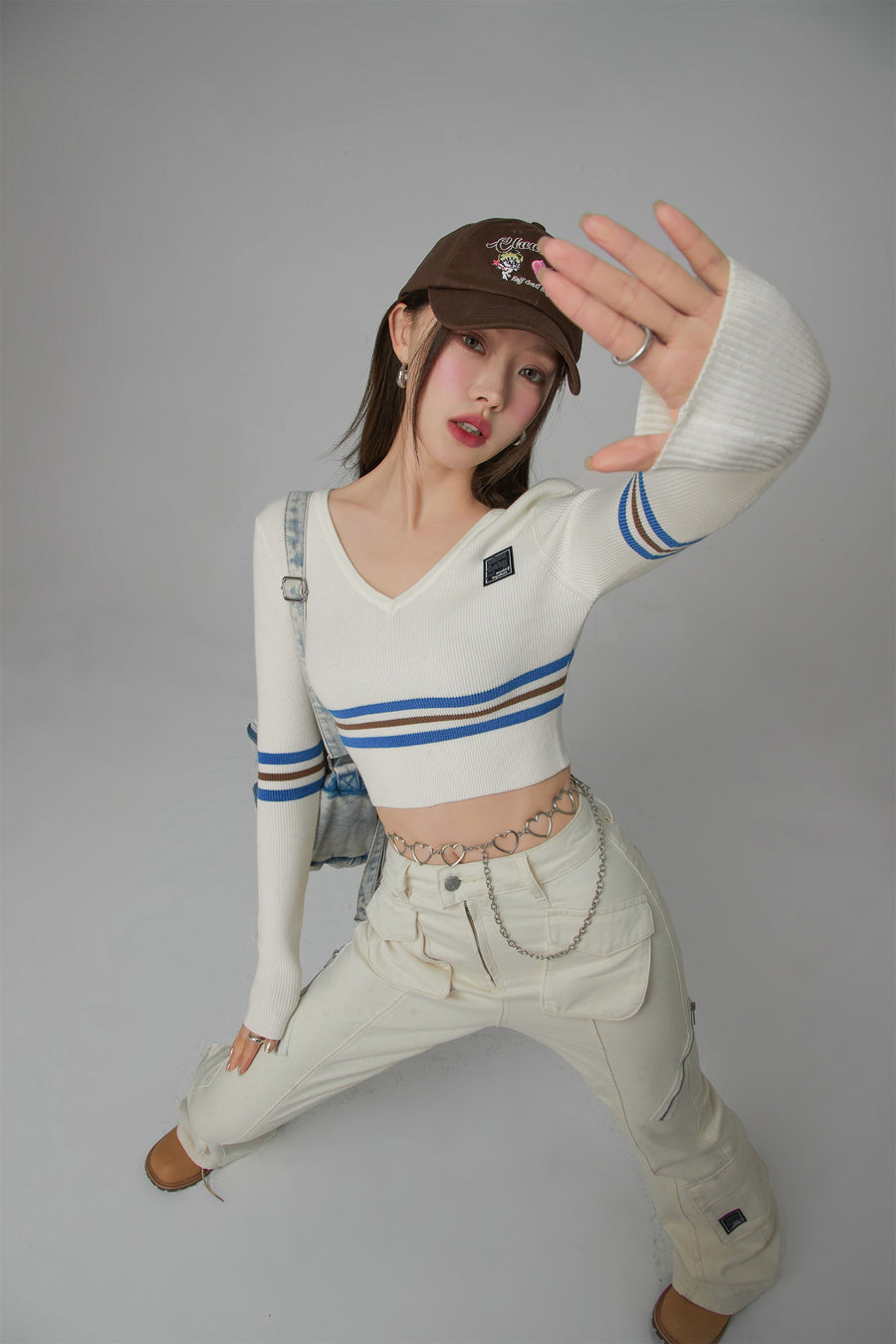 CHUU Unlock Stripes V-Neck Cropped Knit Sweater