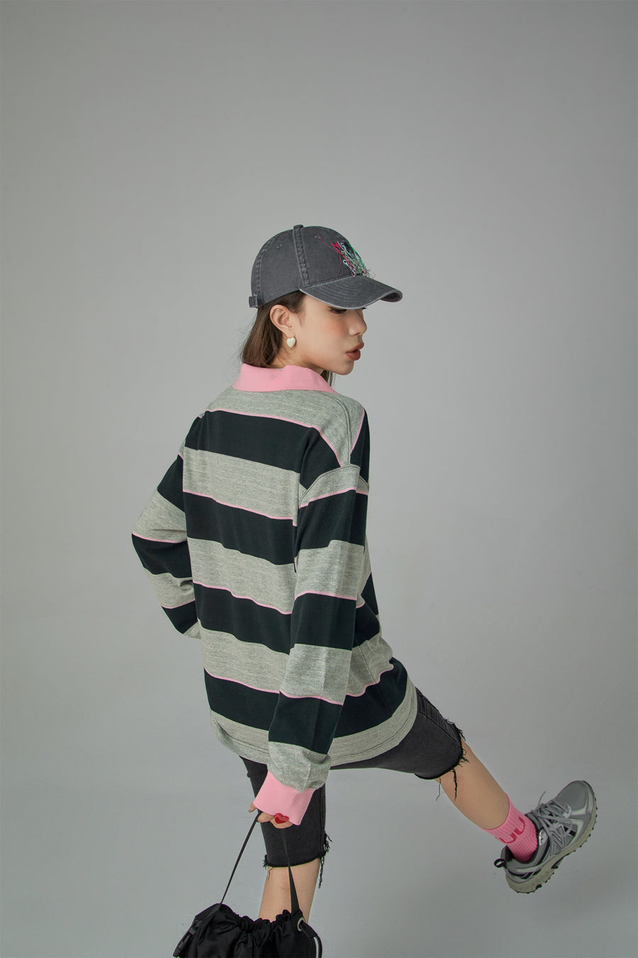 CHUU V Neck Stripe Logo T-Shirt