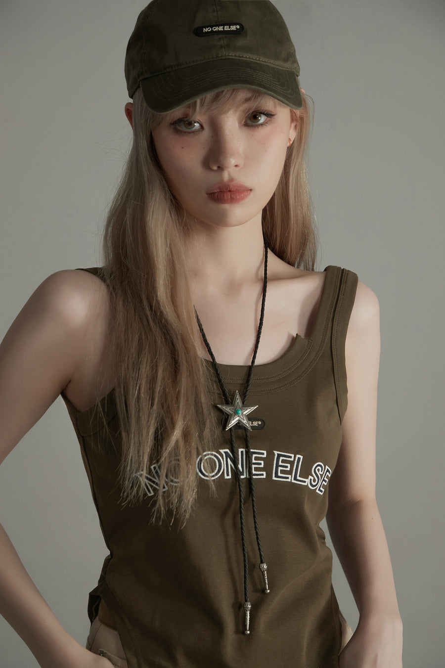 CHUU Unbalanced Big U Neck Top