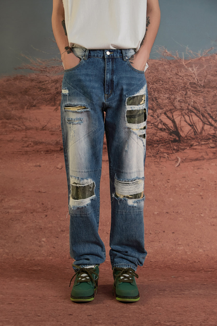 CHUU Distressed Washed Camouflage Straight Jeans