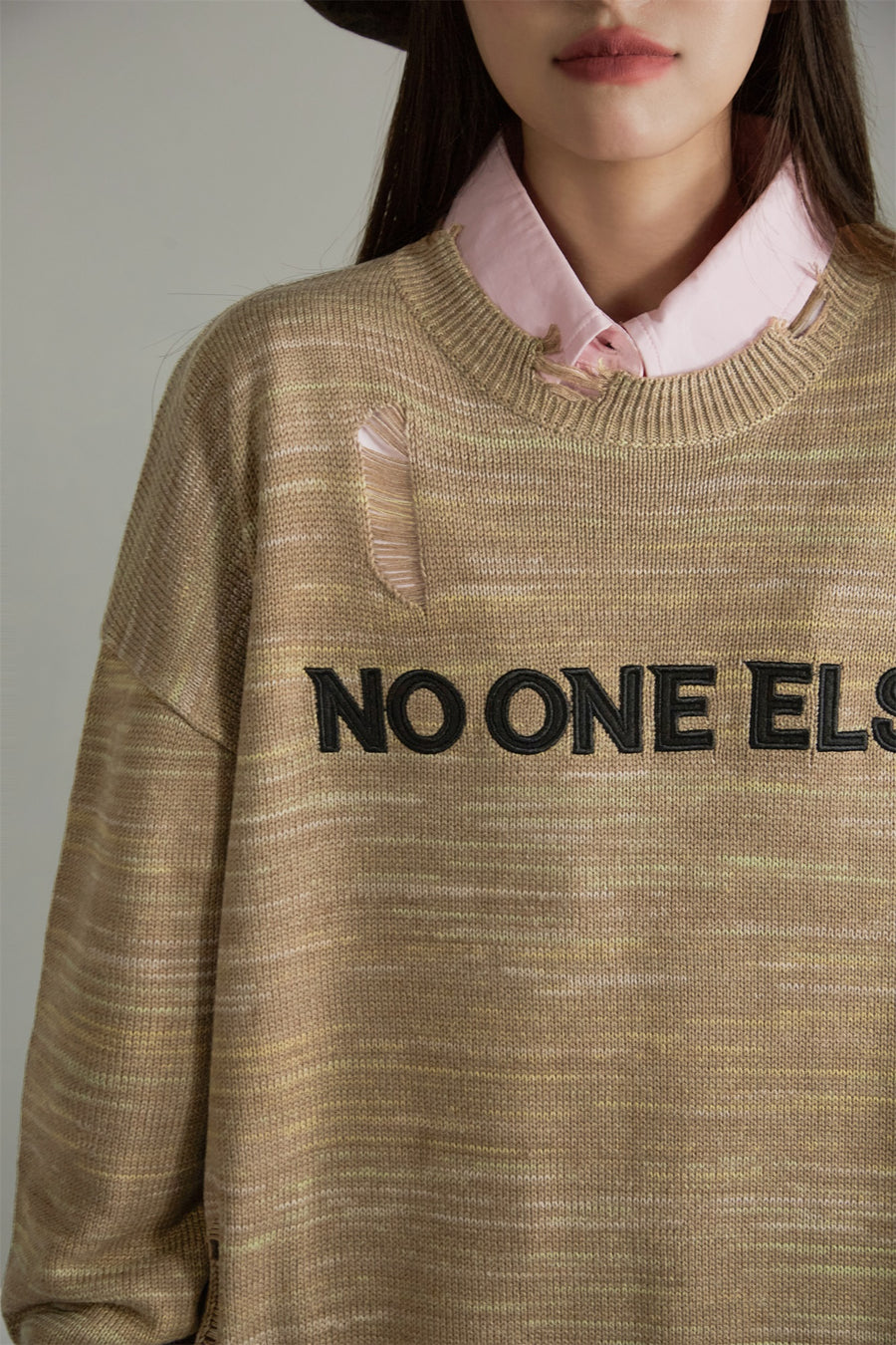 CHUU Noe Logo Loose Fit Knit Sweater