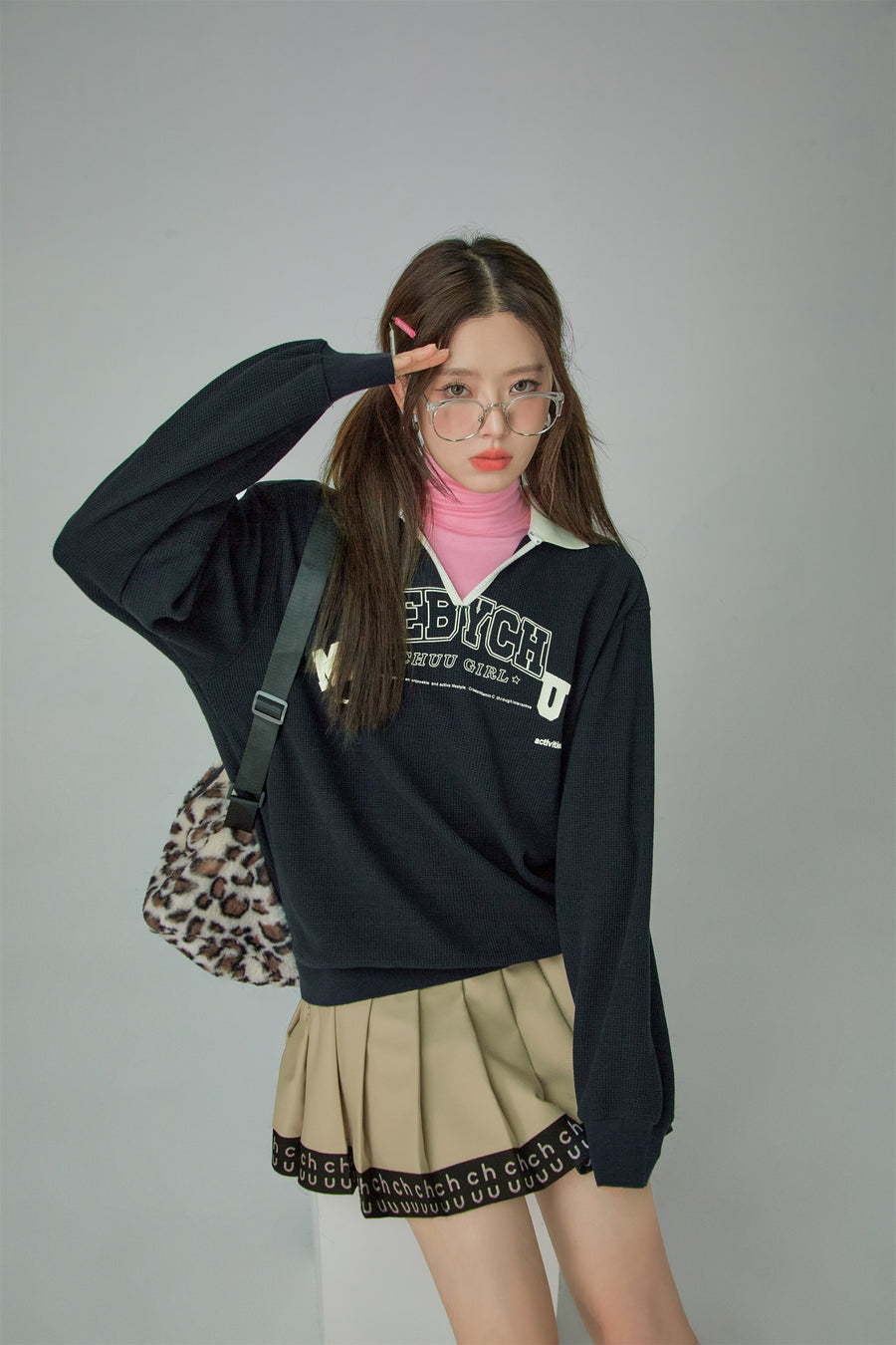 CHUU Chuu Girl V-Neck Sweatshirt