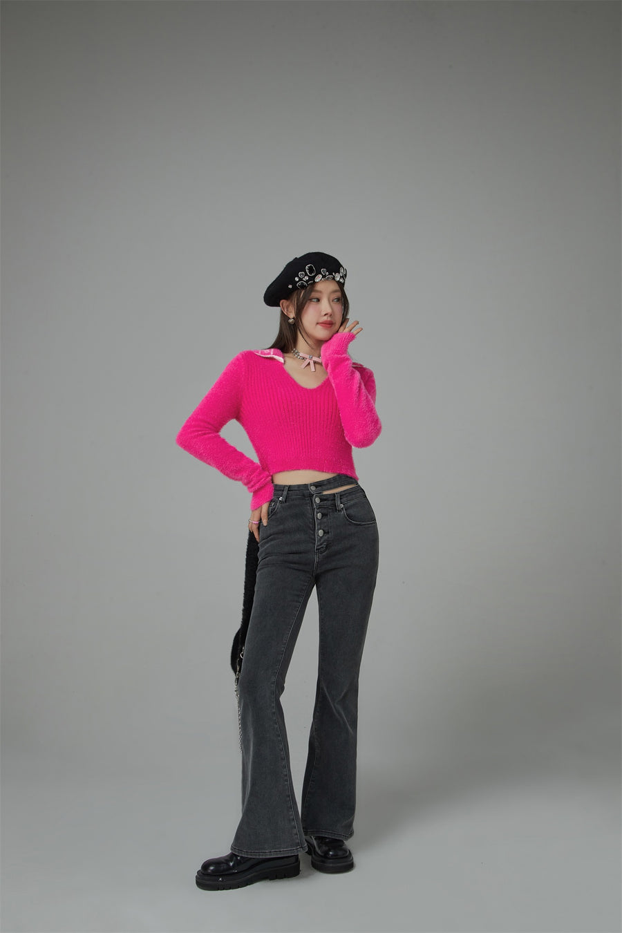 CHUU Your Sweetheart Open Collar Cropped Knit Top