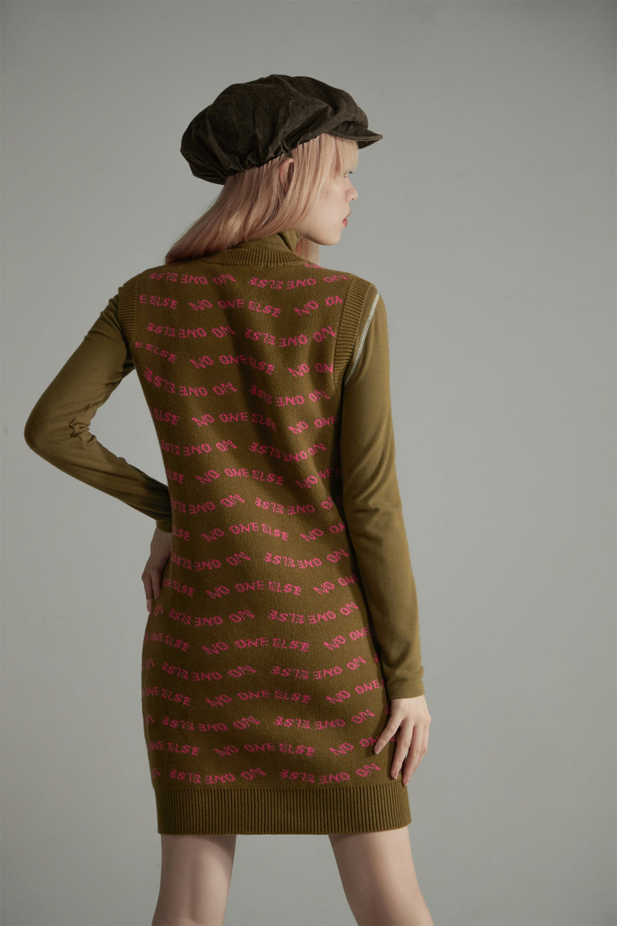 CHUU Noe Lettering V-Neck Dress