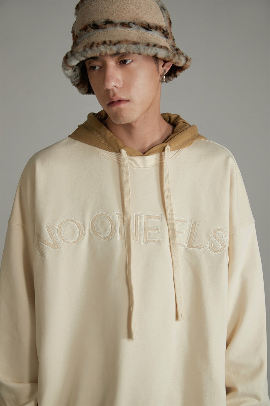 CHUU Noe Logo Printed Loose Fit Hoodie