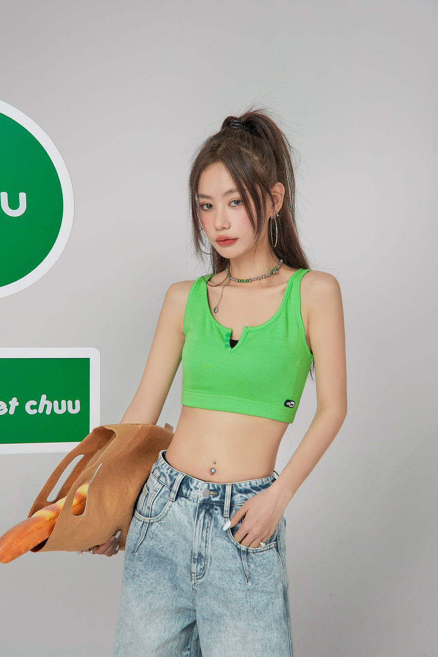 CHUU Cute Neckline Crop Sleeveless Top