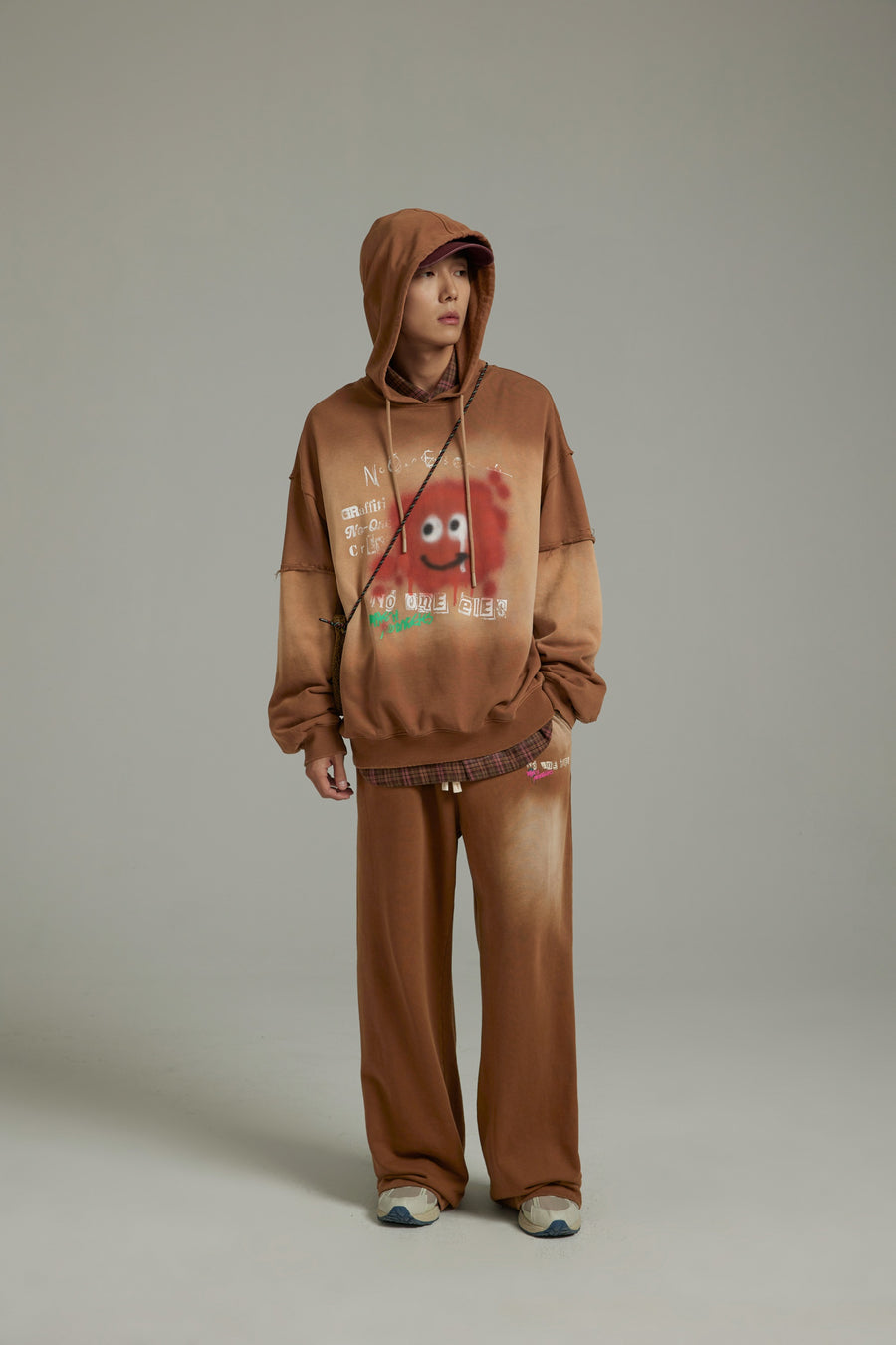 CHUU Smiling Character Gradient Loose-Fit Hoodie