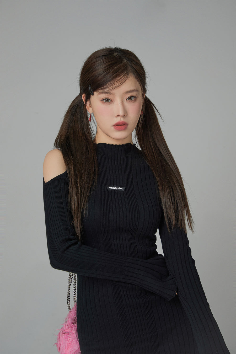 CHUU Living In My World Off Shoulder Slim Knit Dress