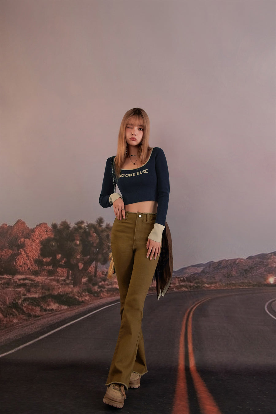 CHUU Round Neck Lettering Long Sleeve Crop Knit Top