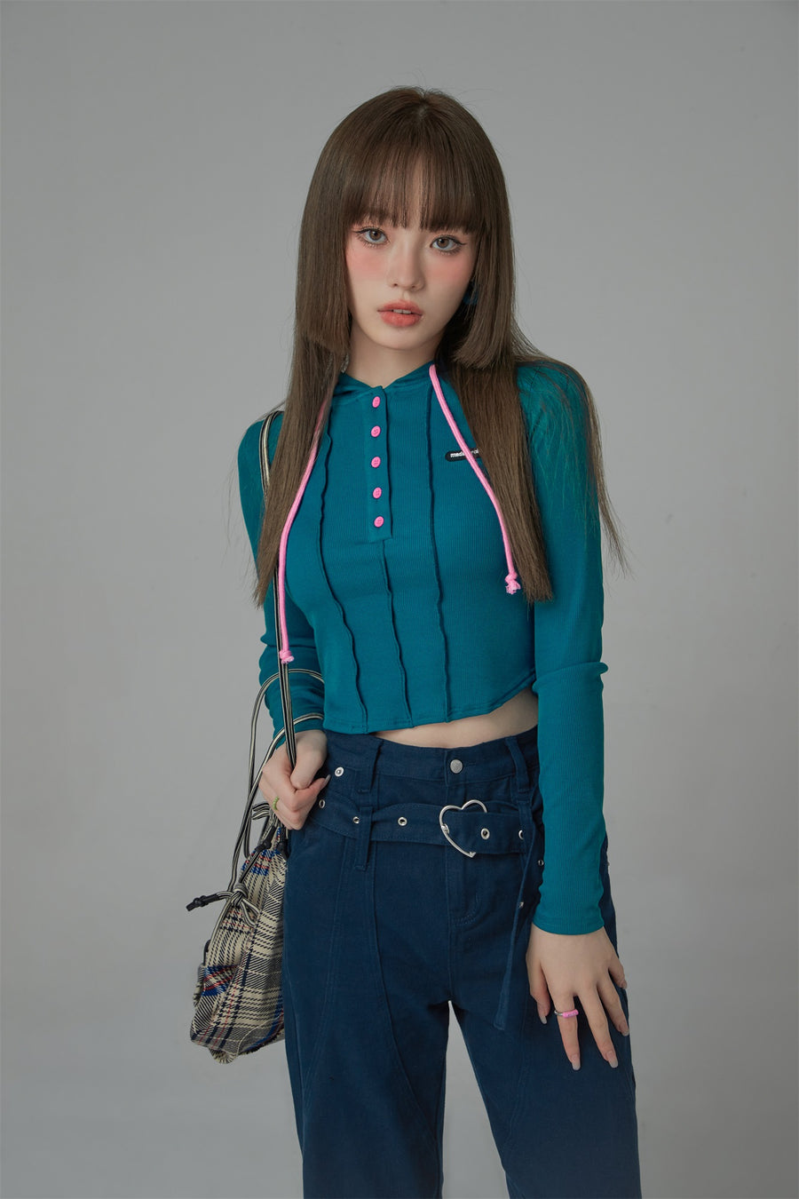 CHUU Kick It Colored Cropped Hooded Top