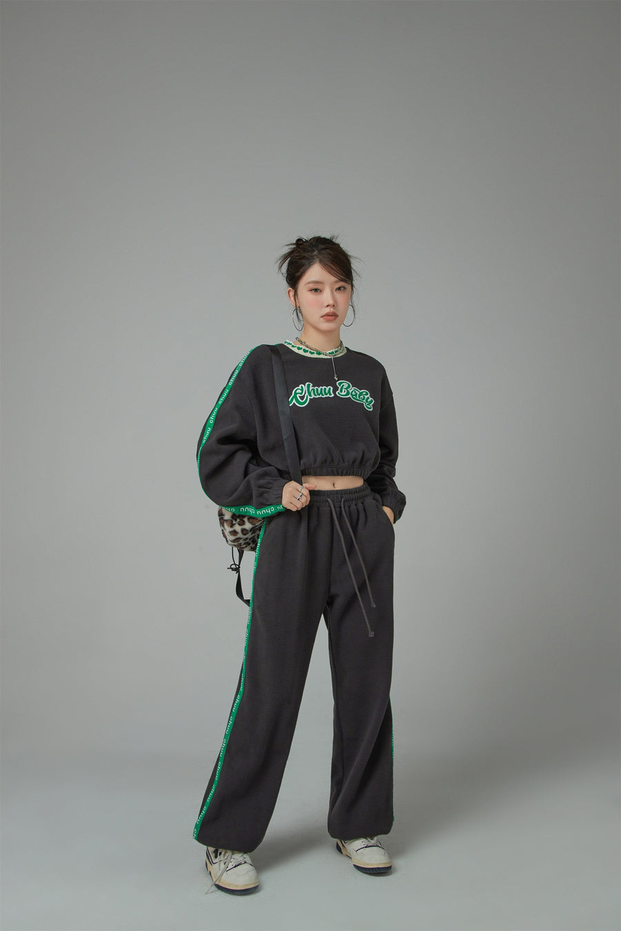 CHUU Your Energy Shifted Fleece Jogger Pants