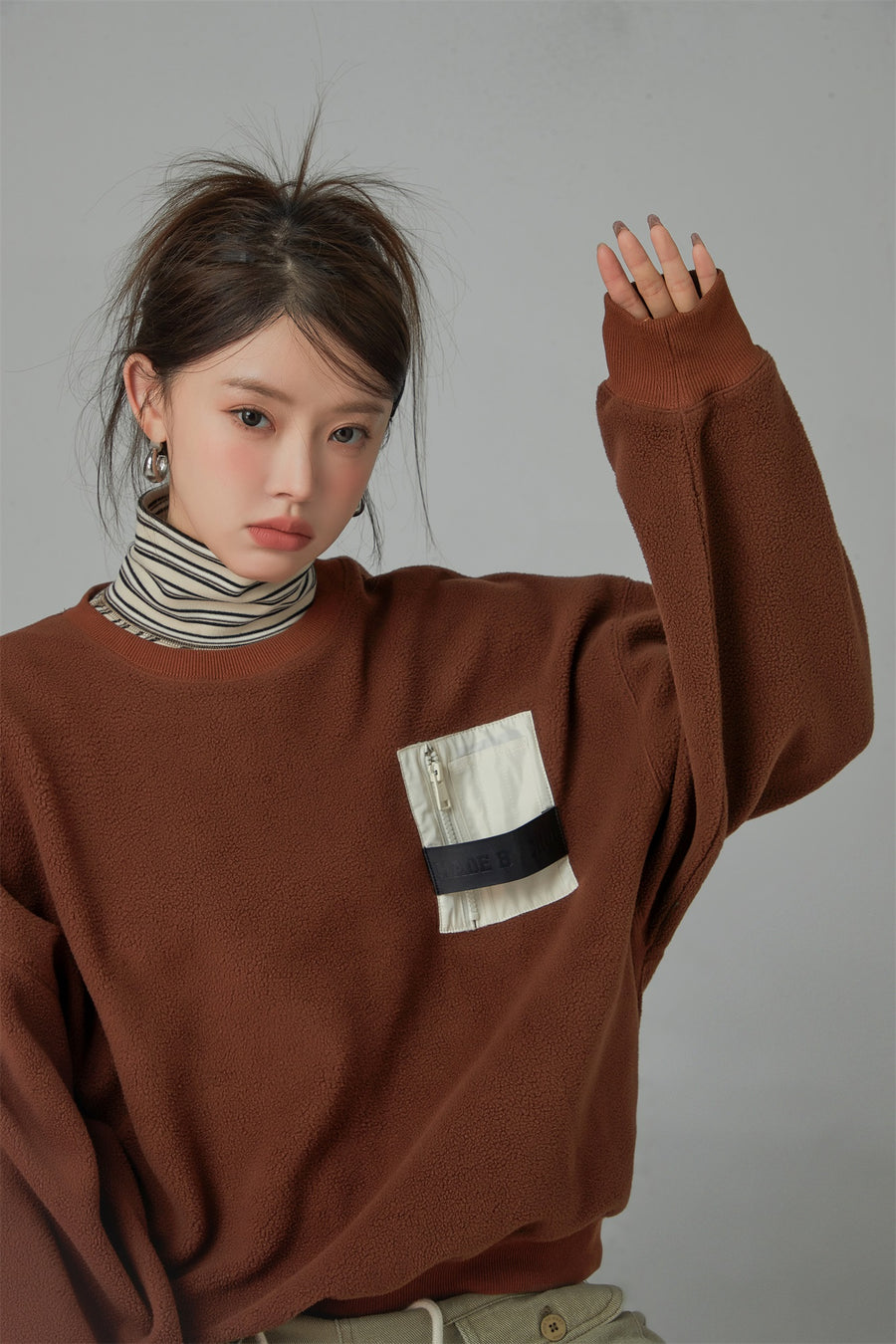 CHUU Pocket Full Of Sunshine Fleece Sweatshirt