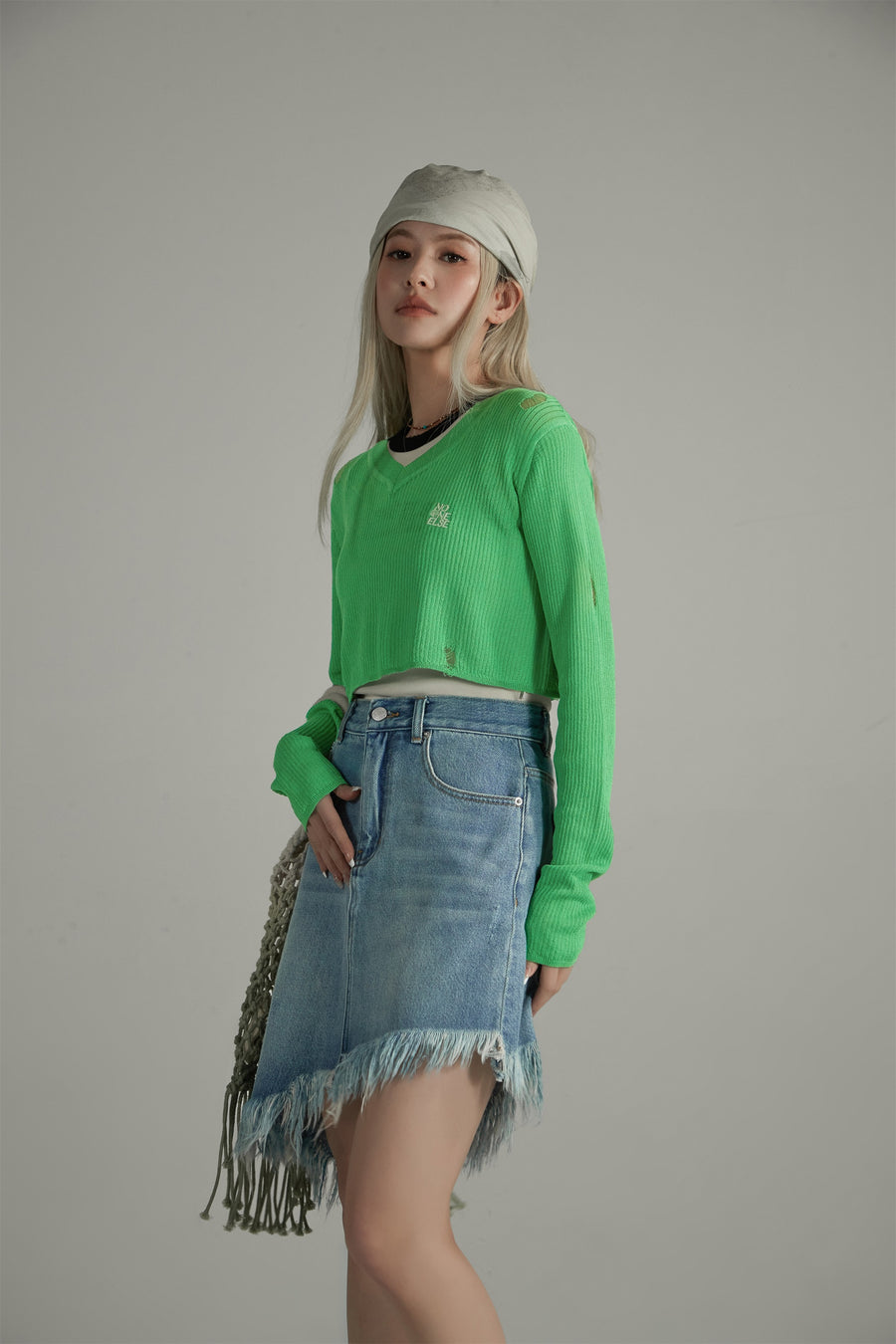 CHUU V-Neck Distressed Crop Knit Top