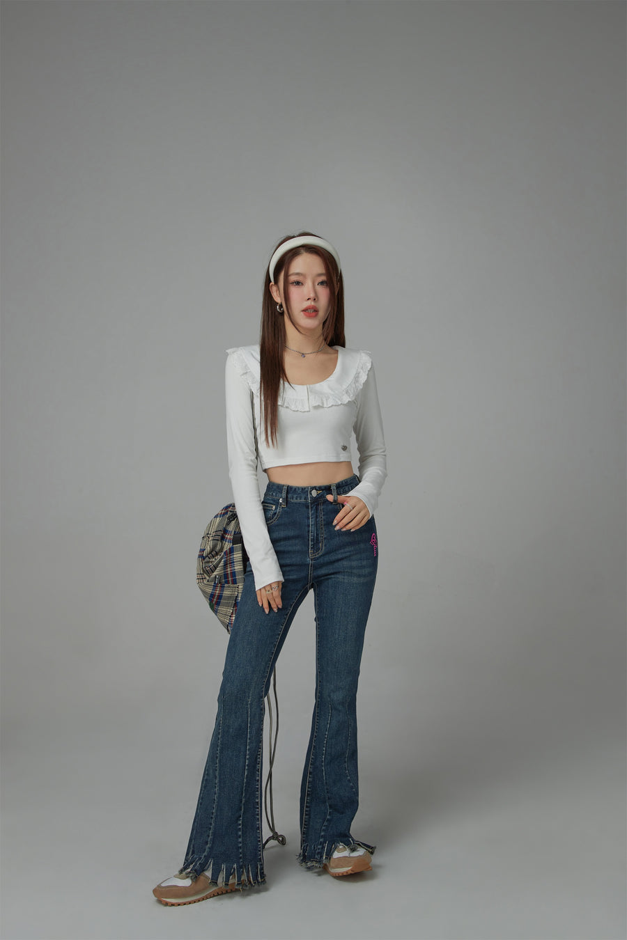 CHUU Eyelet Lace Collar Long-Sleeved Crop Top