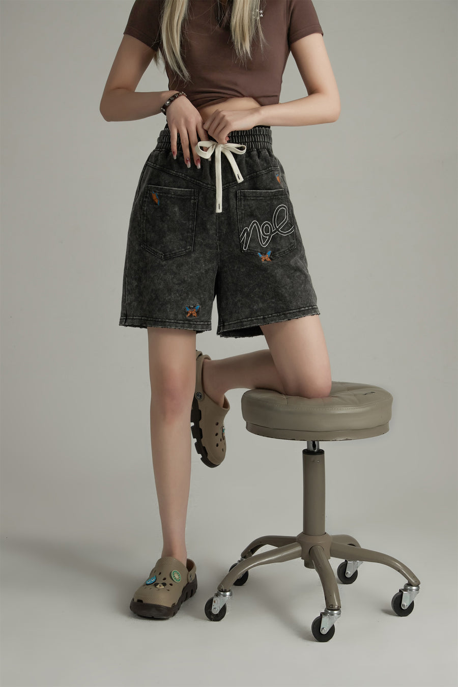 CHUU Banded Butterfly Pocket Shorts