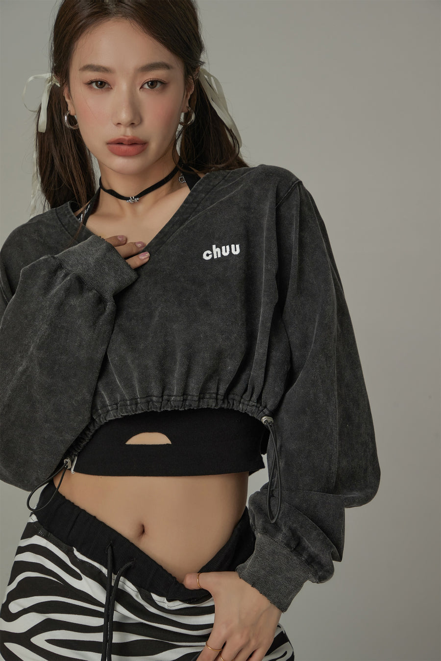 CHUU V-Neck Cropped Sweatshirt