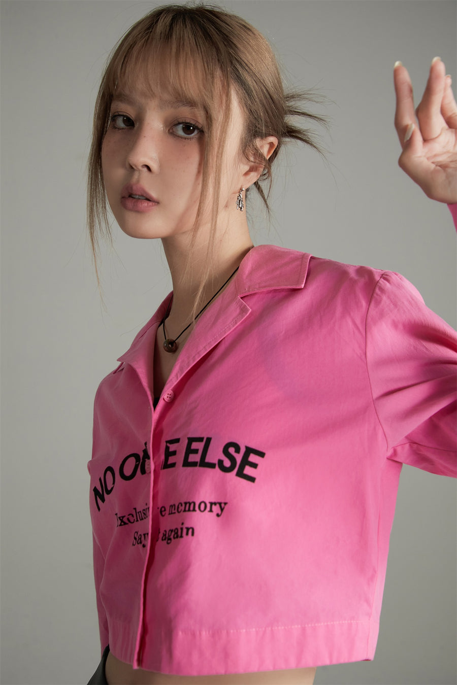 CHUU No One Else's Logo Crop Shirt