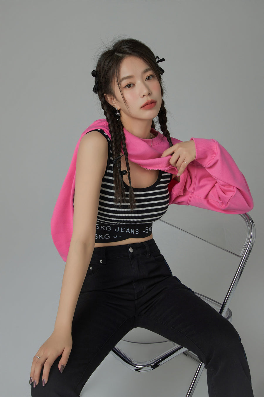 CHUU Unbalanced Loose Fit Crop Sweatshirt
