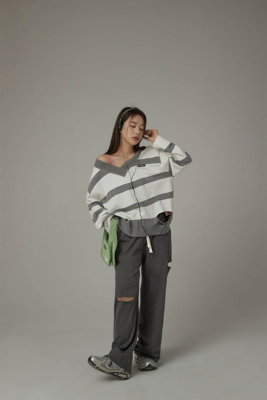 CHUU Color Matching V-Neck Striped Knit Sweater