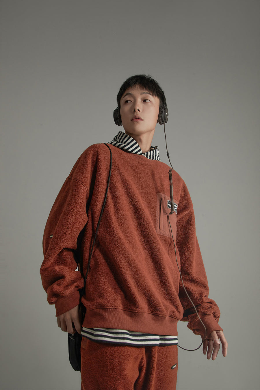 CHUU Side Pocket Fleece Round Neck Sweatshirt