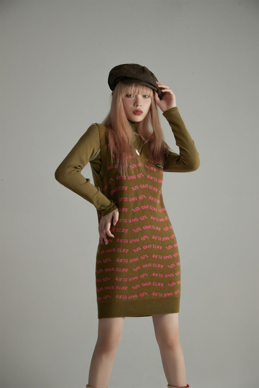 CHUU Noe Lettering V-Neck Dress