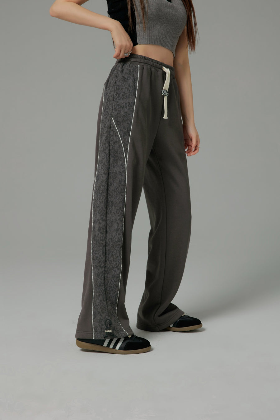 CHUU String Leopard Sweatpants