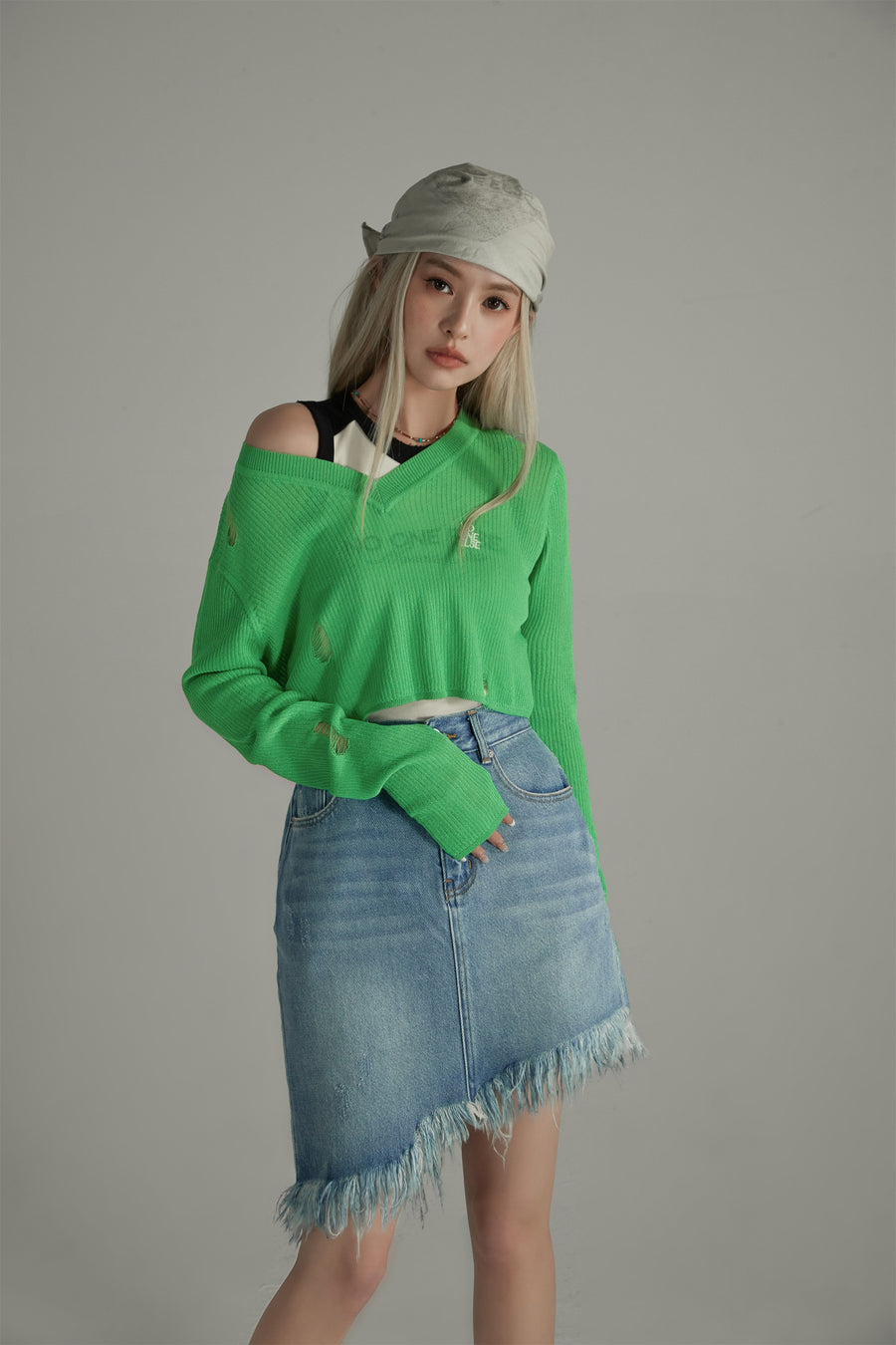 CHUU V-Neck Distressed Crop Knit Top