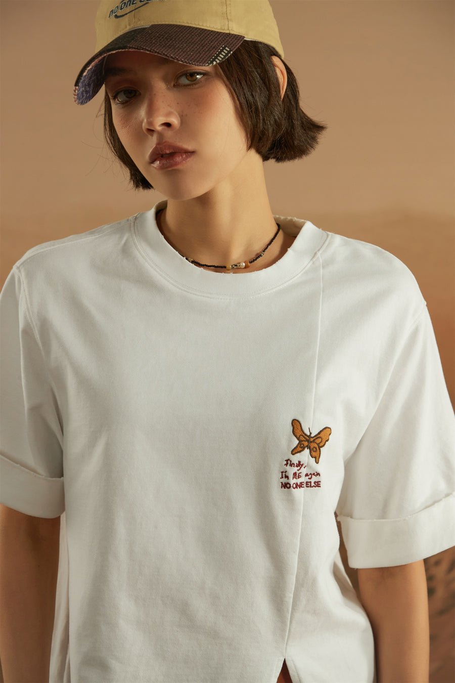 CHUU Slit Butterfly Embroidered T-Shirt