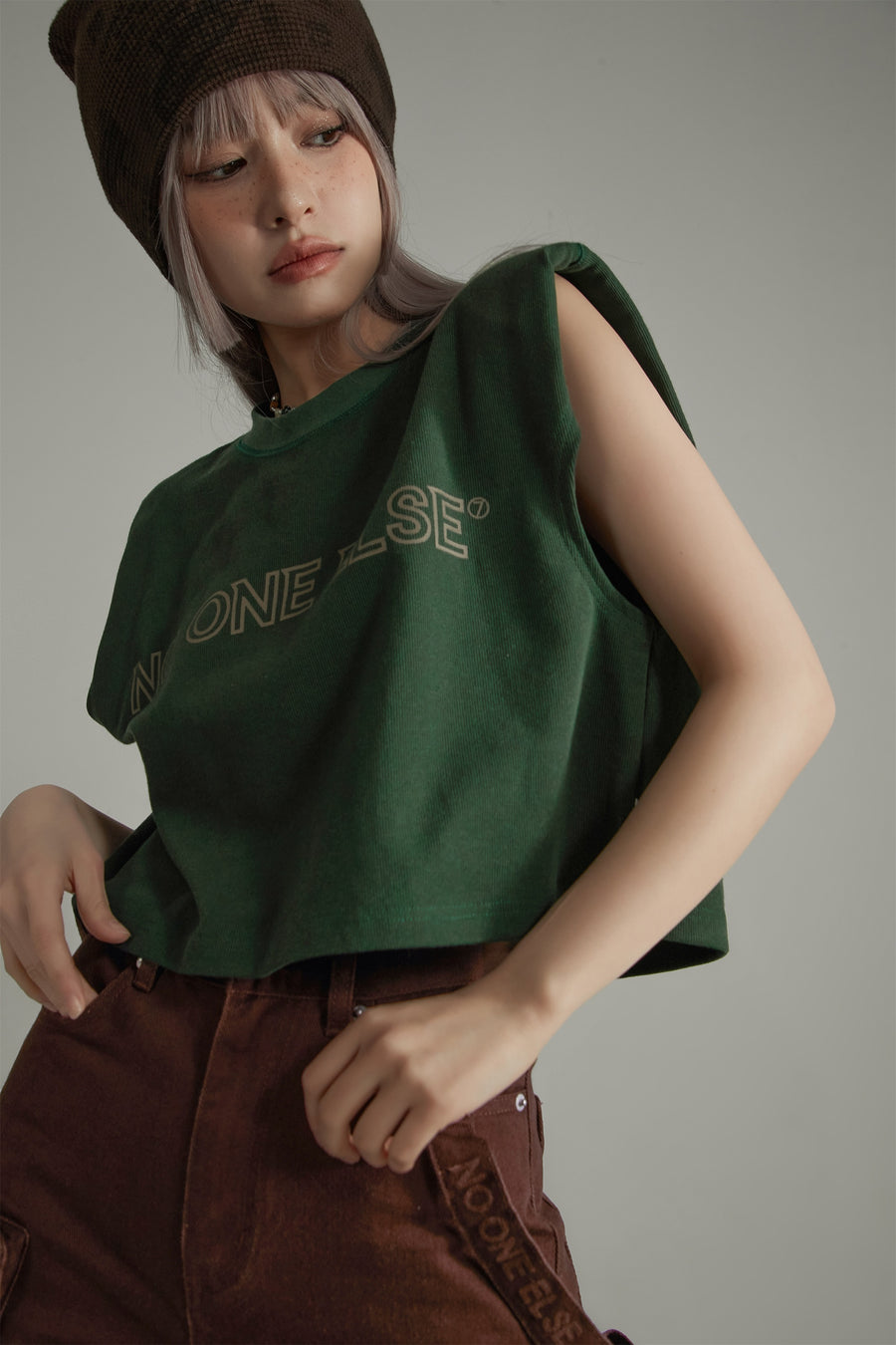 CHUU Noe Logo Crop Sleevless Top