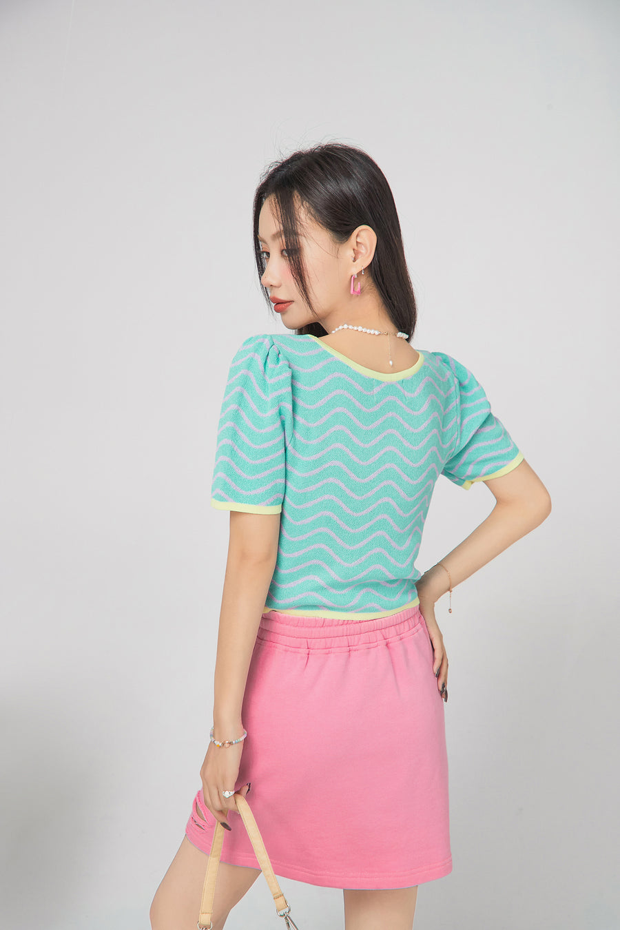 CHUU Check Puff Sleeve Knit Top