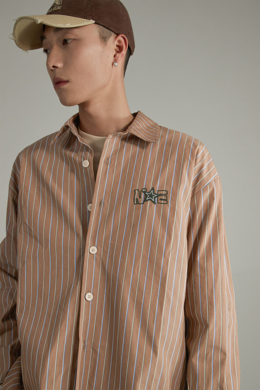 CHUU Star Logo Vertical Stripe Loose Fit Shirt