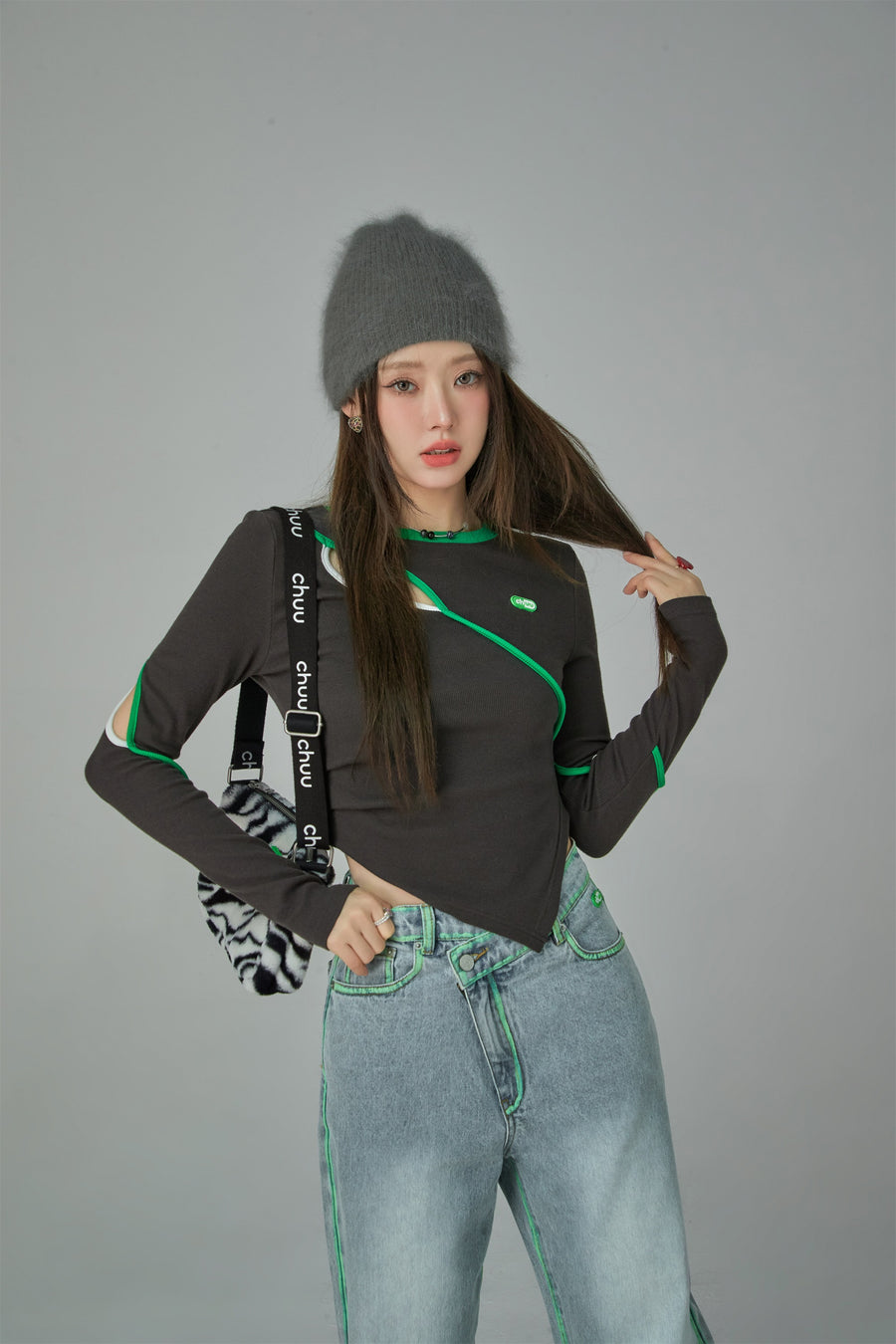 CHUU Asymmetrical Slit Slim T-Shirt