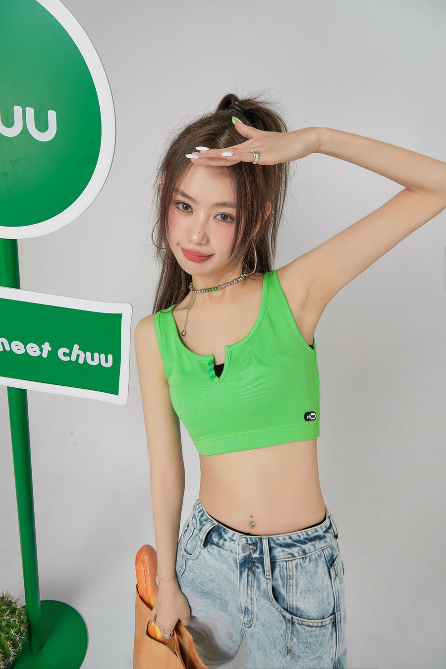 CHUU Cute Neckline Crop Sleeveless Top