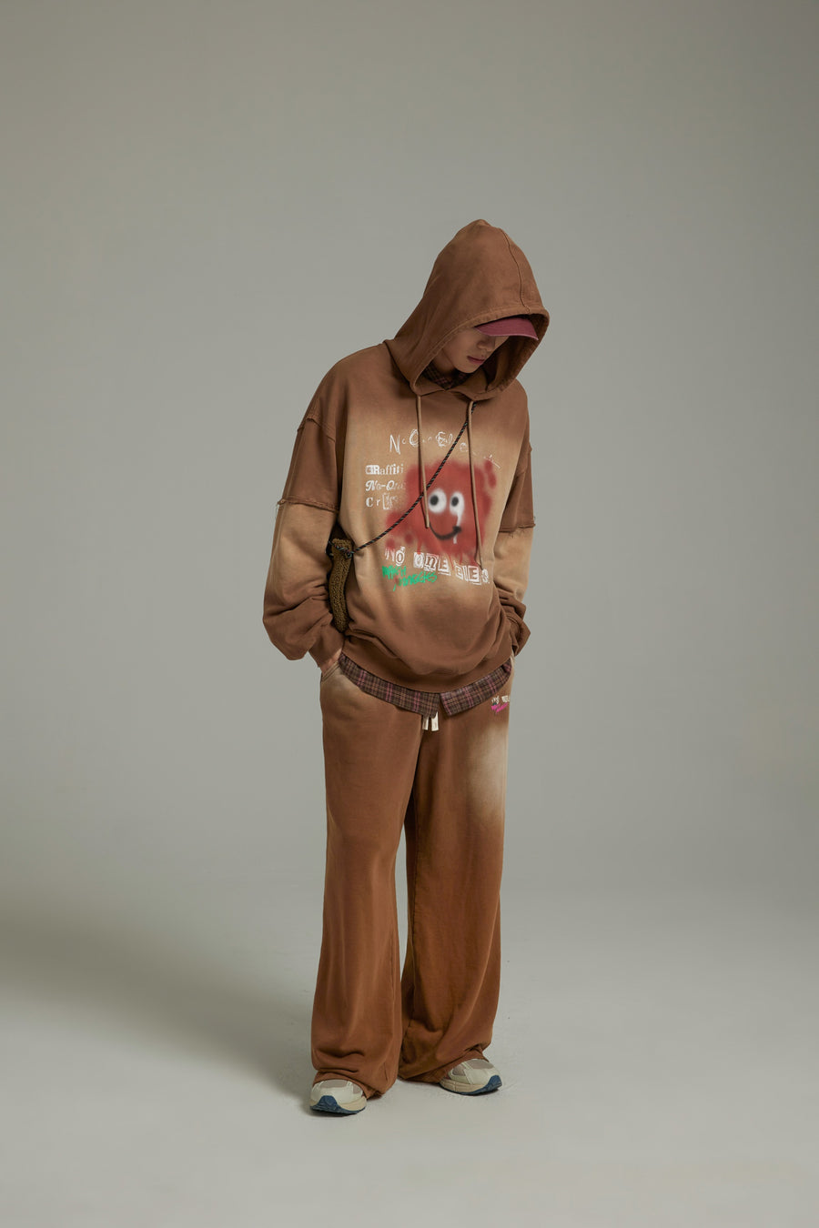 CHUU Smiling Character Gradient Loose-Fit Hoodie