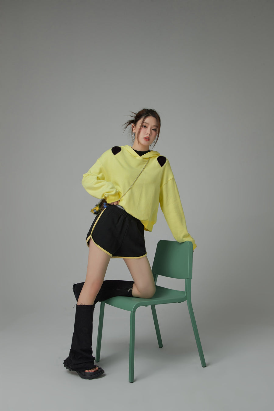 CHUU Cutout Shoulder Hoodie