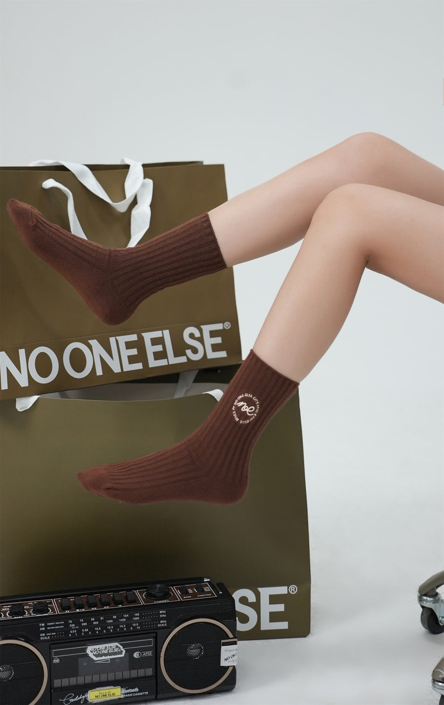 CHUU Noe Circle Logo Socks