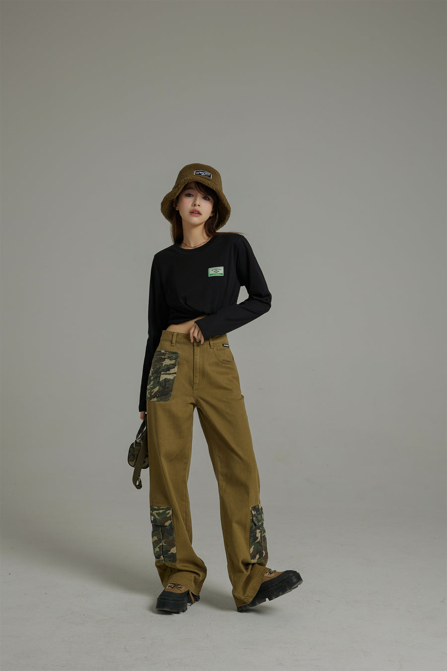 CHUU Camouflage Pocket Straight Casual Pants