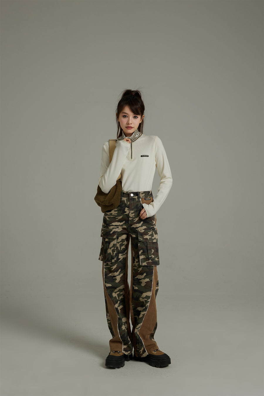 CHUU Big Pocket Camo Cargo Straight Pants