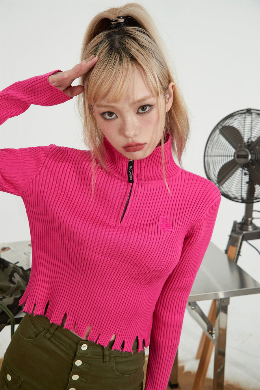 CHUU Polo Neck Slit Cropped Knit Top