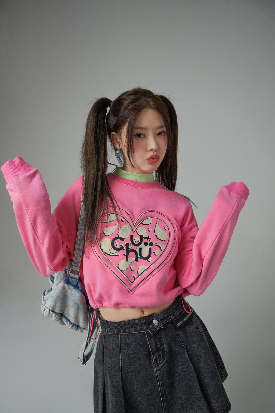 CHUU Chuu Heart Print Crop Sweatshirt