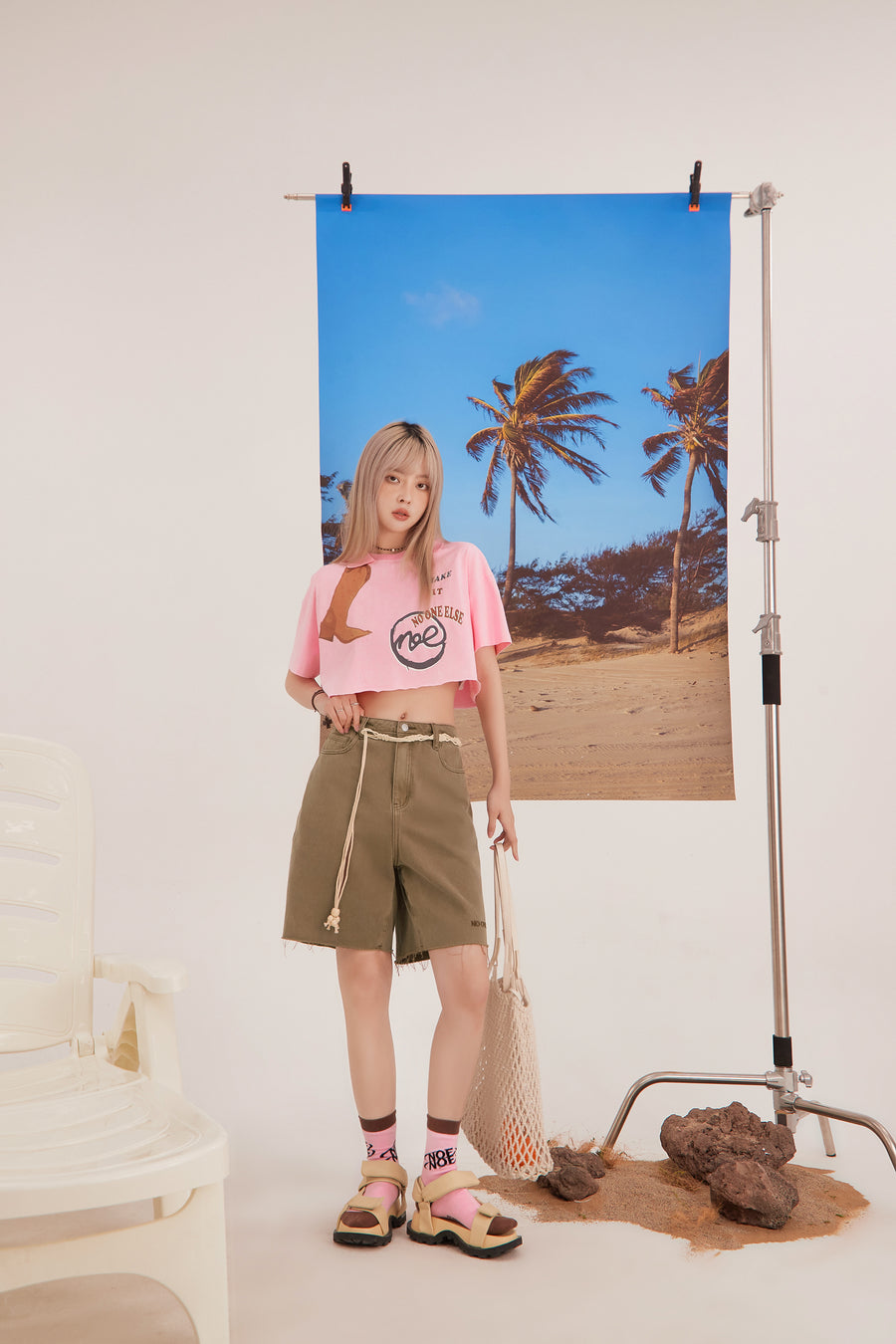 CHUU Boot Print Cut Crop T-Shirt