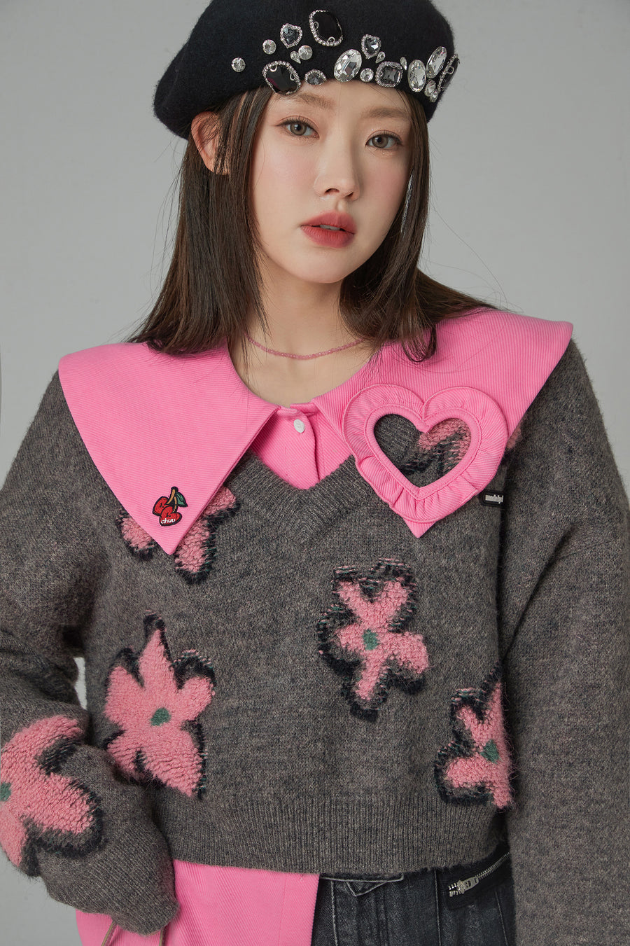 CHUU Dramatic Flowers Crop V-Neck Knit Sweater