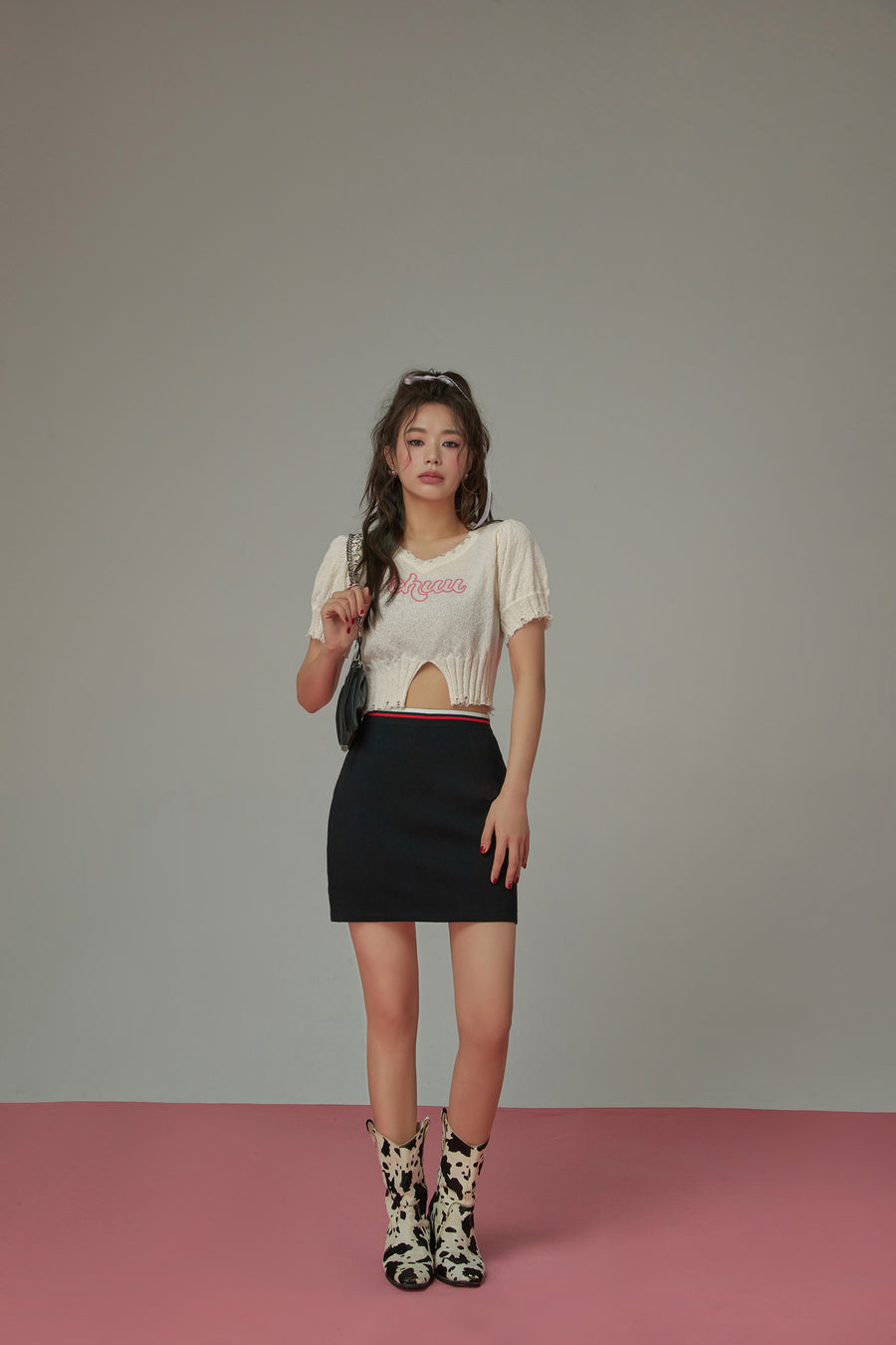 CHUU Embroidered Split Cropped Knit Top