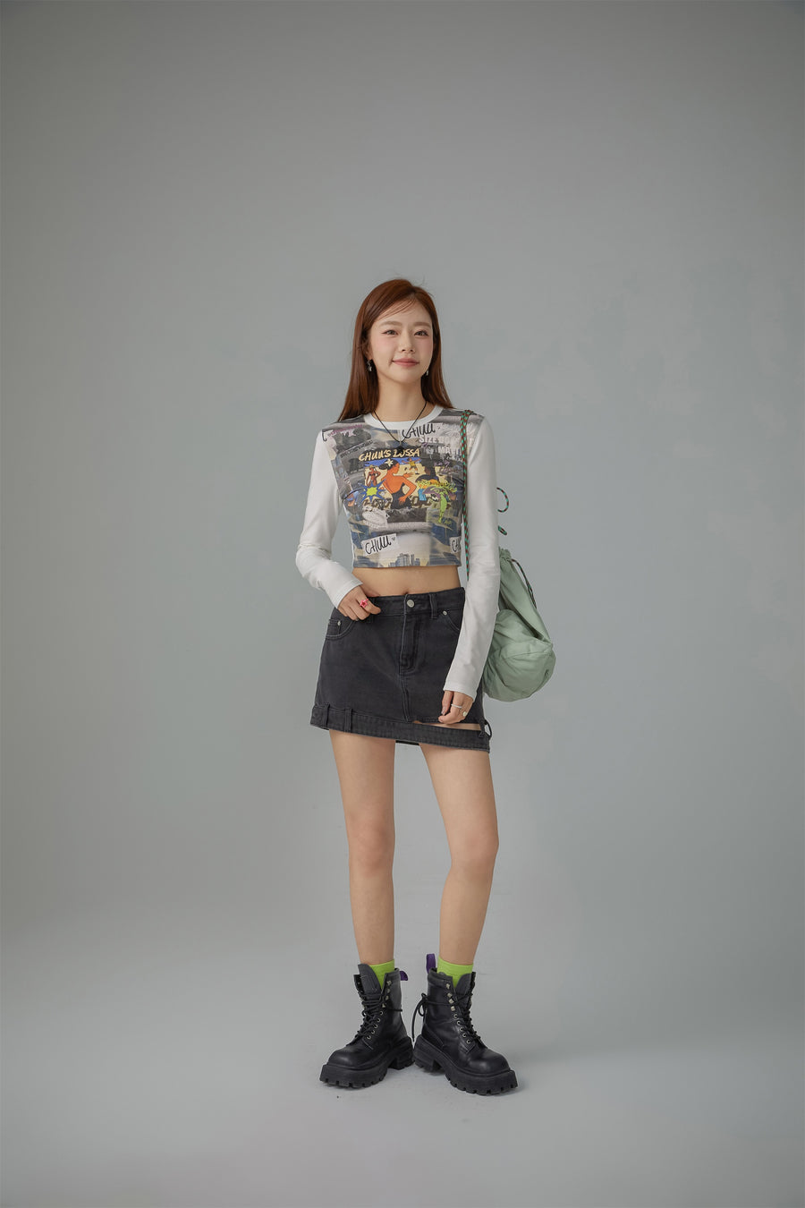 CHUU Art Contrast Cropped T-Shirt