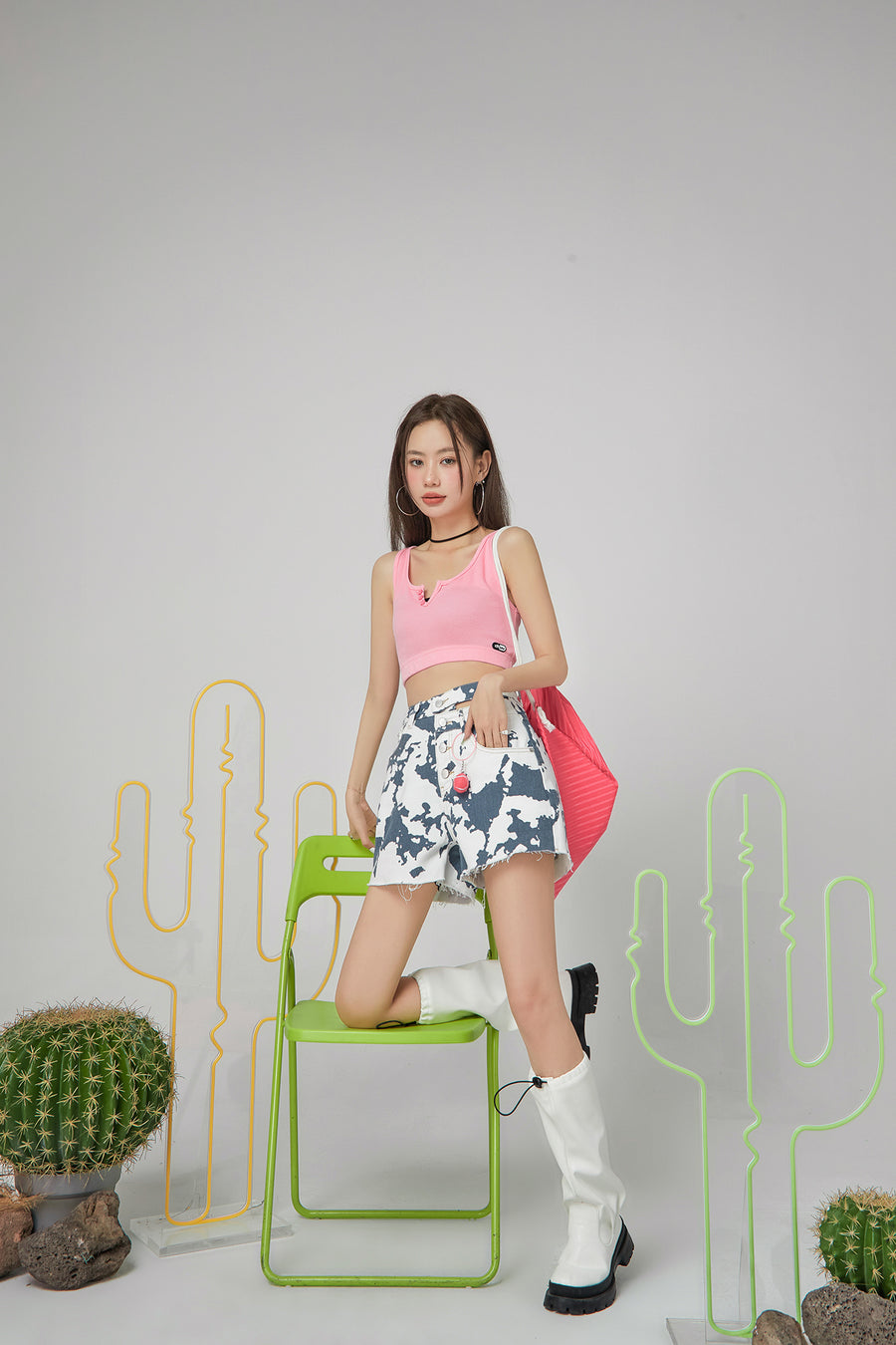 CHUU Cute Neckline Crop Sleeveless Top