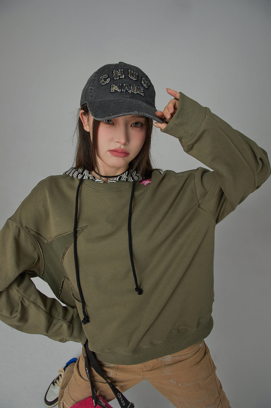 CHUU Just The Surface Star Loose Fit Sweatshirt