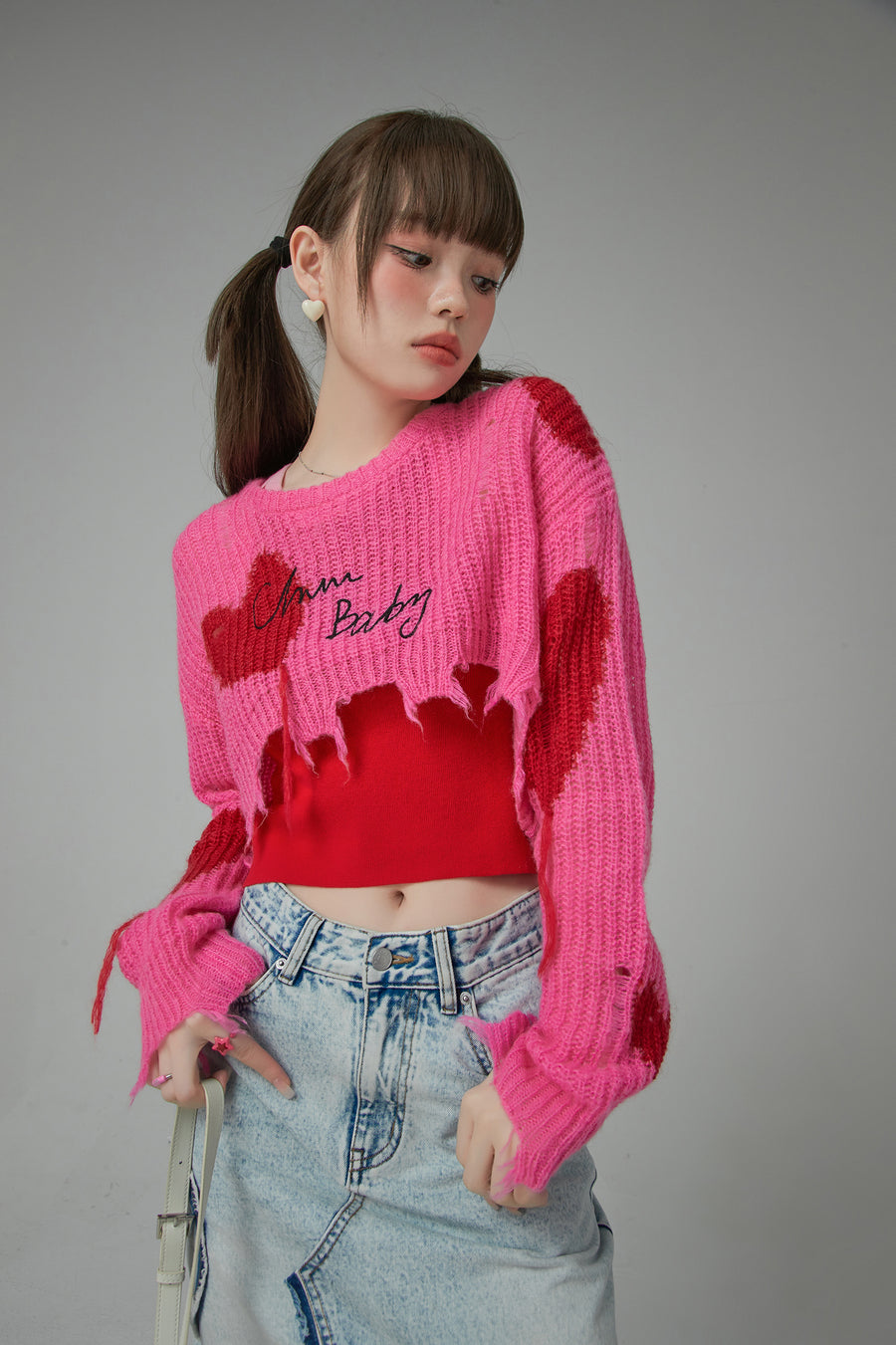 CHUU Distressed Heart Cropped Knit Sweater