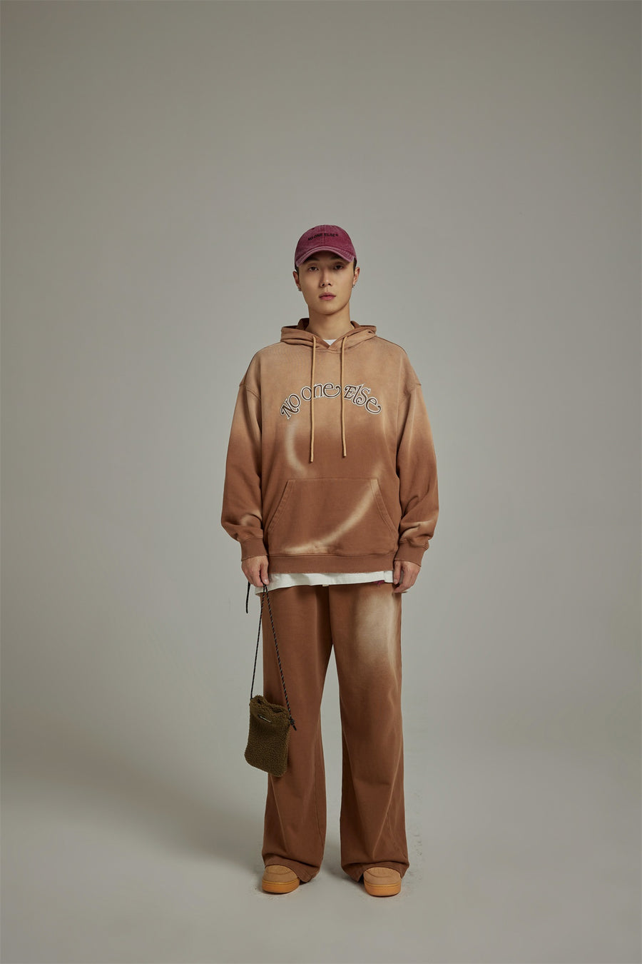 CHUU Gradient Color Front Pocket Hoodie