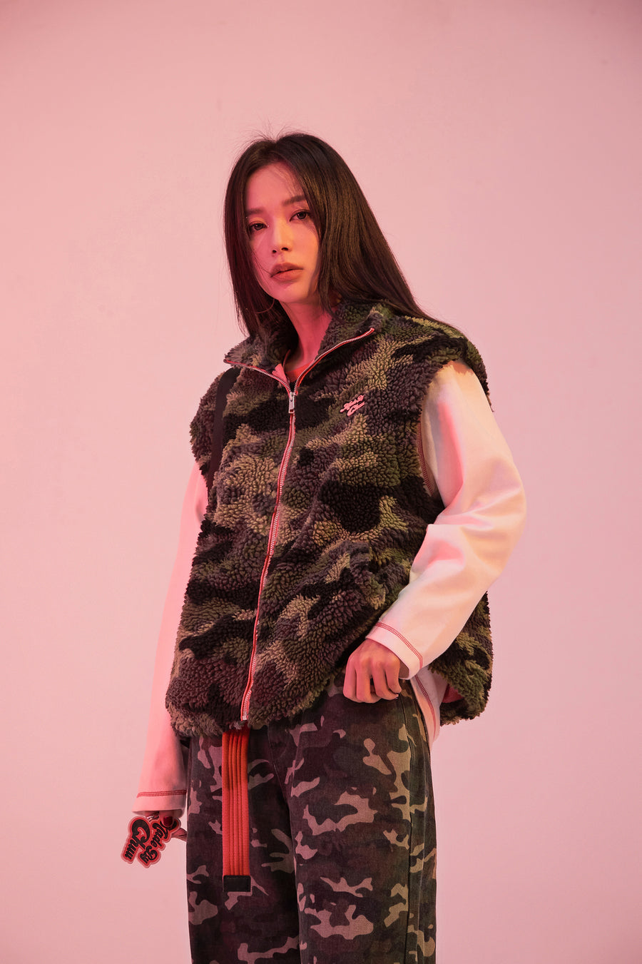 CHUU Hear You Say My Name Camouflage Fleece Loose Vest