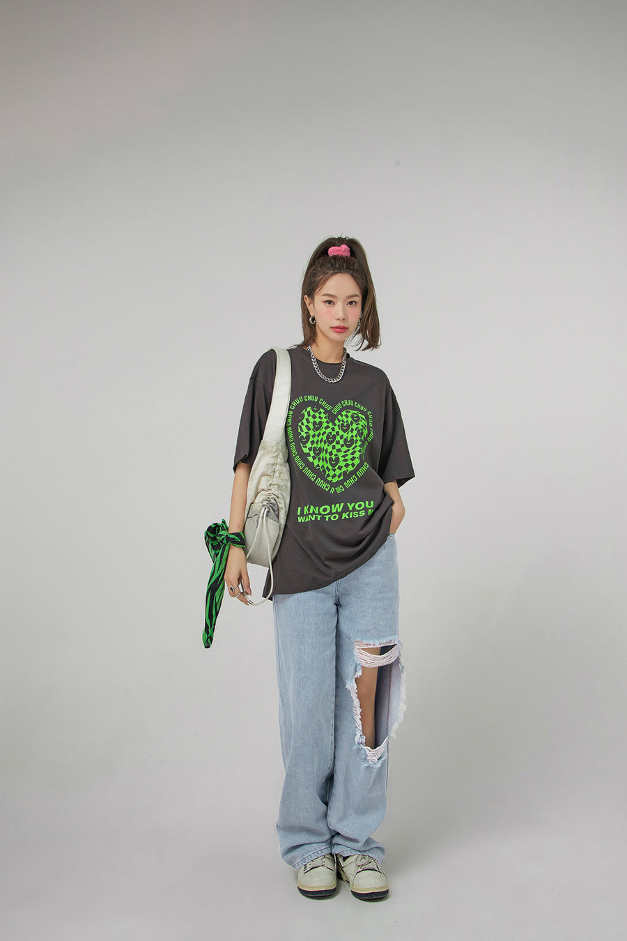 CHUU Kiss Me Check Heart Loosefit T-Shirt